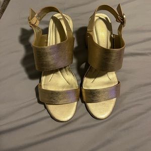 Gold Cloudwalkers wide strap heels 8W so Comfy